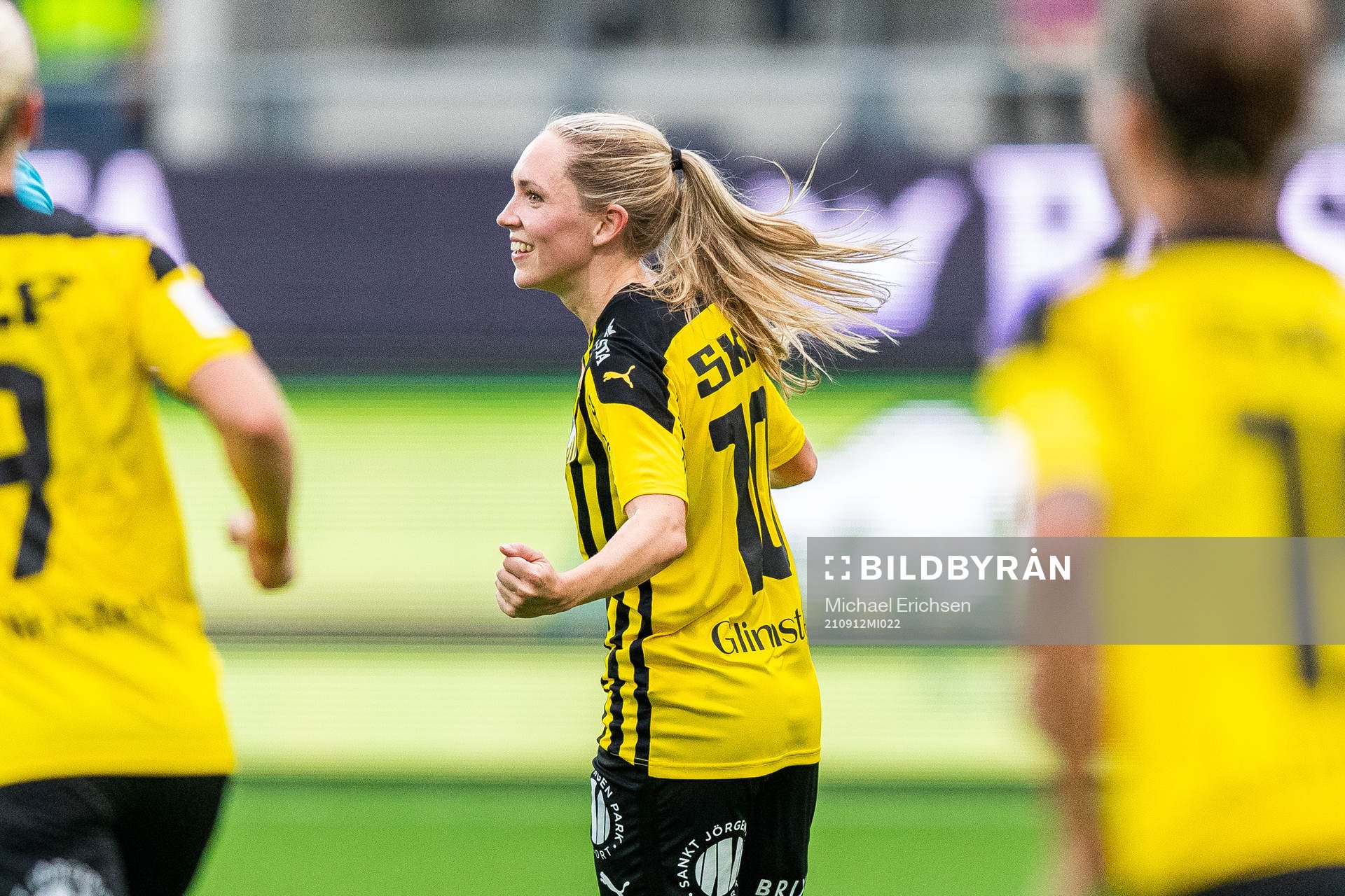 Häckens Elin Rubensson jublar