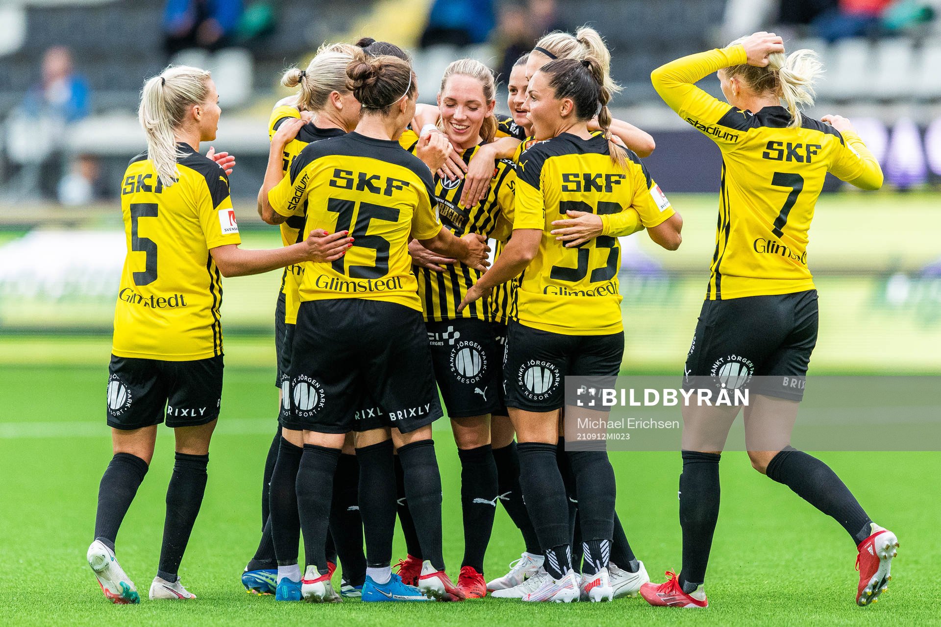 Häckens Elin Rubensson jublar med lagkamrater