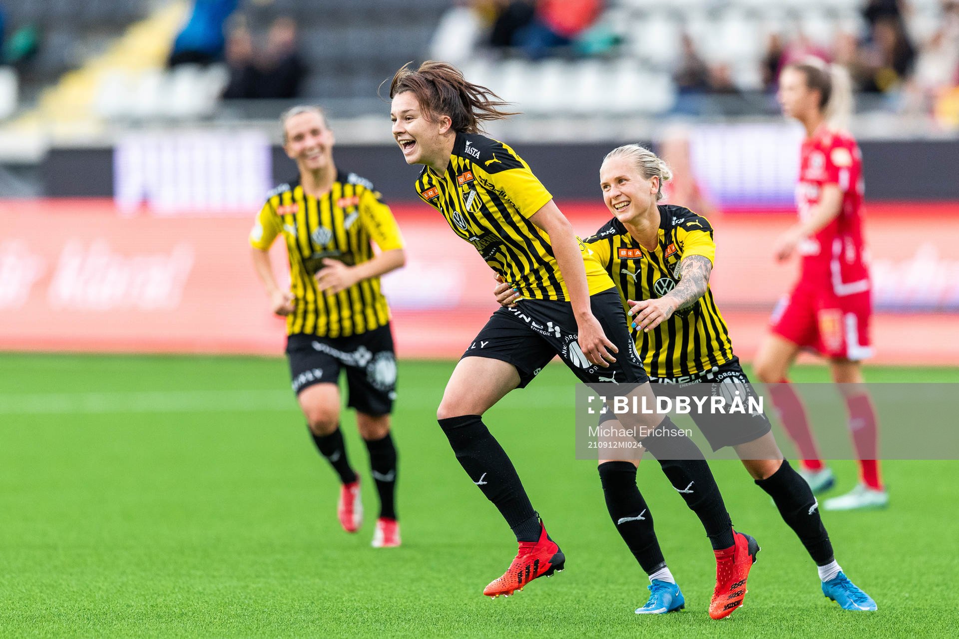 Häckens Anna Julia Csiki gör 2-0 och jublar med Filippa