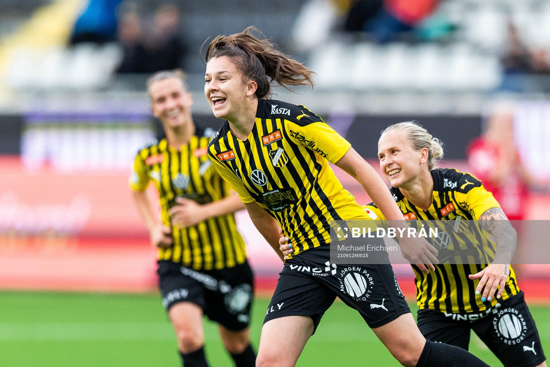 Häckens Anna Julia Csiki gör 2-0 och jublar med Filippa