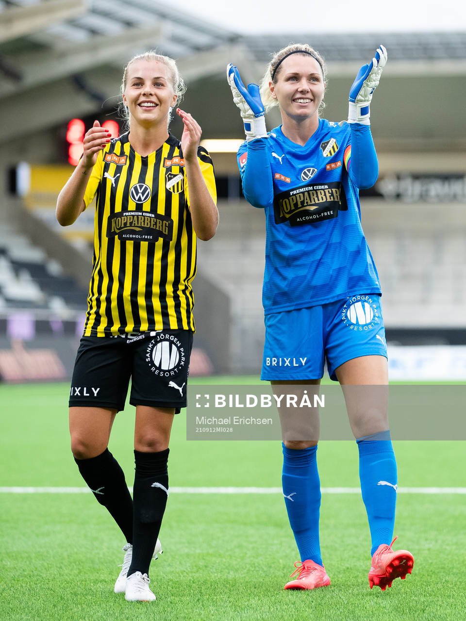 Häckens Lotta Ökvist och målvakt Jennifer Falk jublar