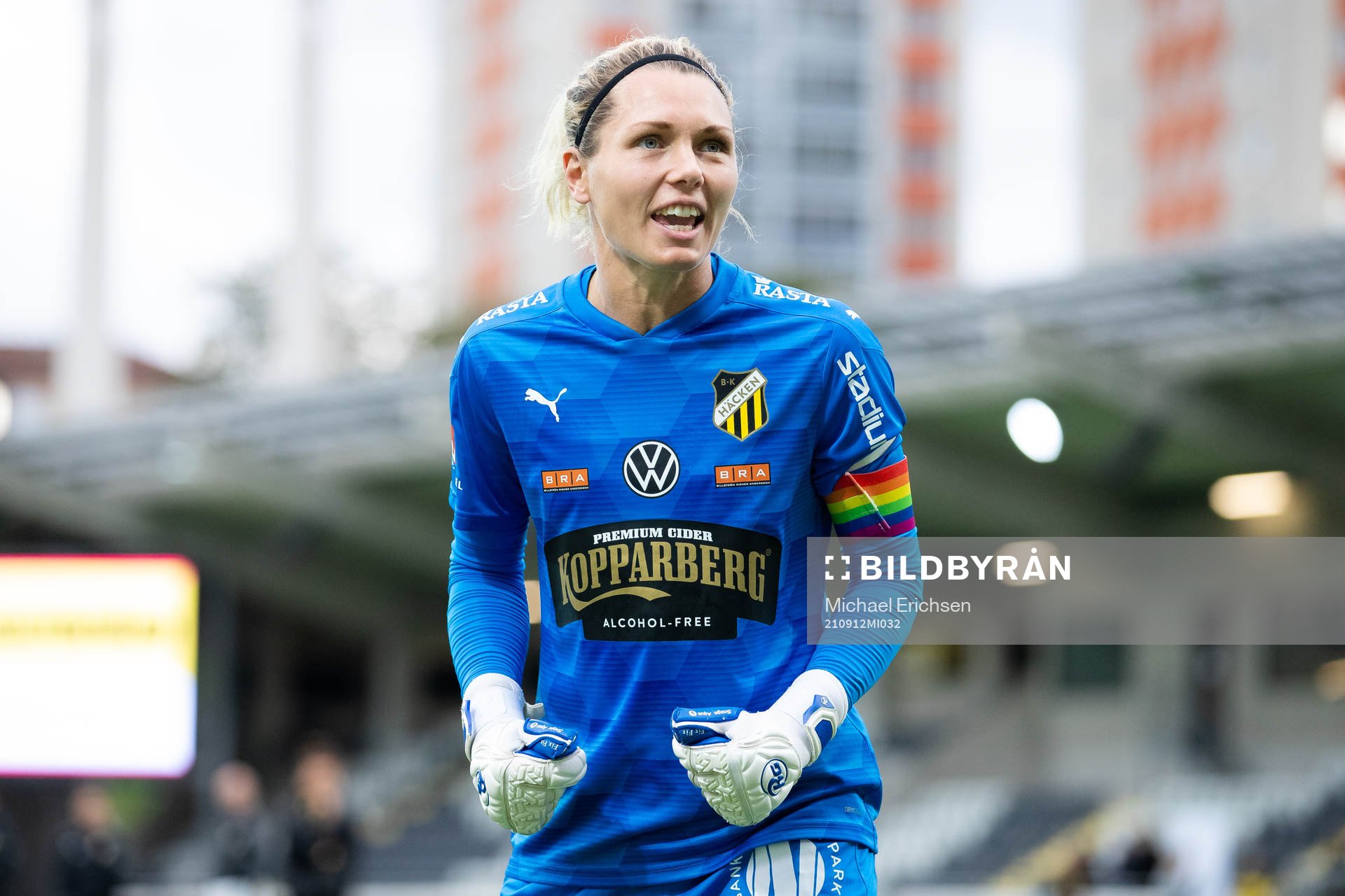 Häckens målvakt Jennifer Falk ger klacken en sång