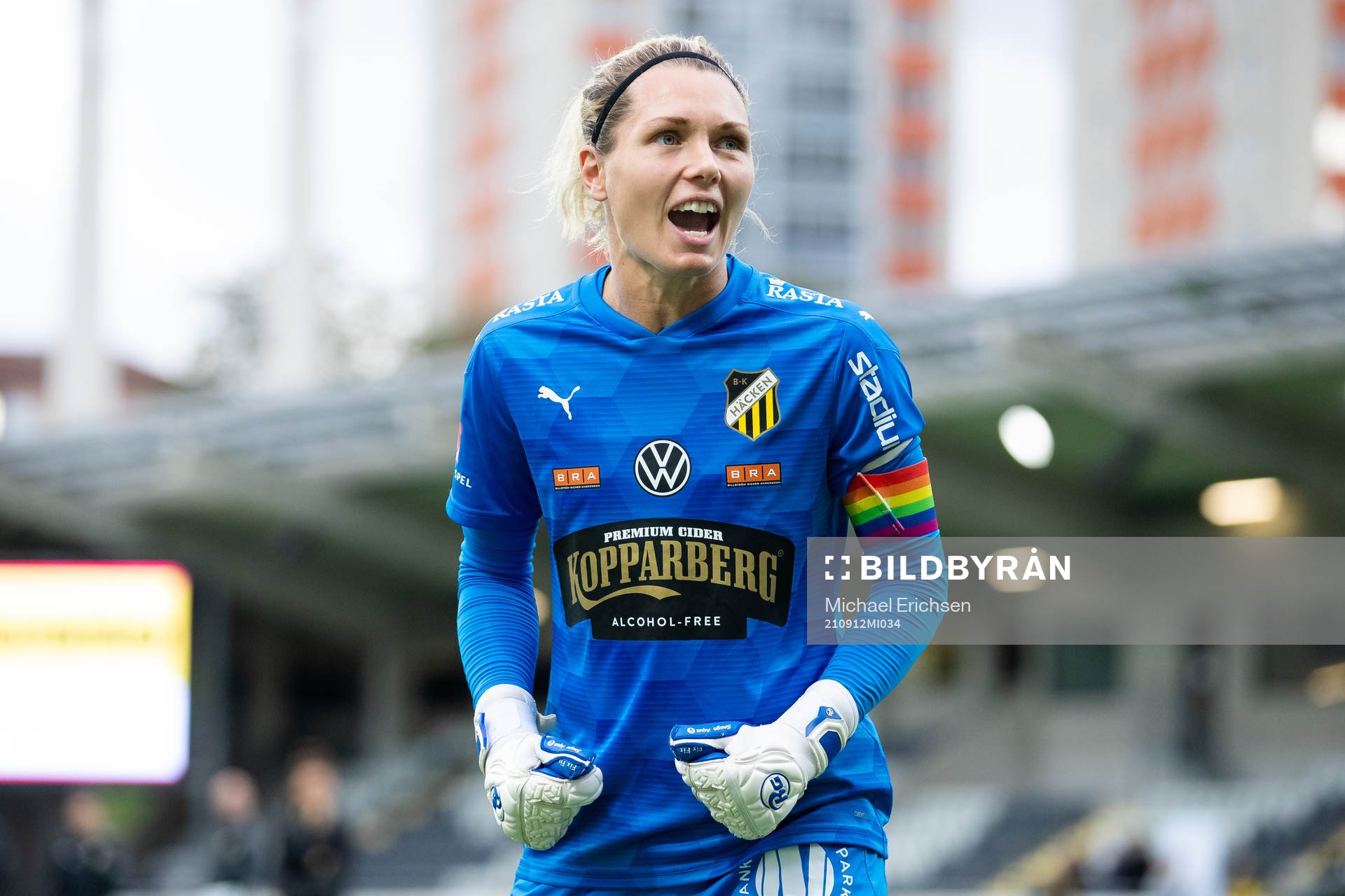 Häckens målvakt Jennifer Falk ger klacken en sång
