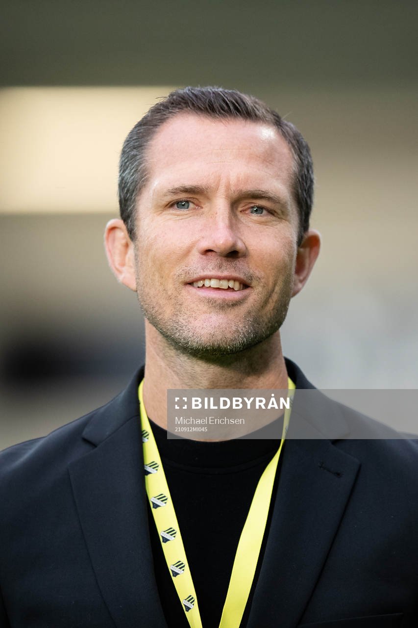 Häckens sportchef Martin Ericsson fotbollsmatchen i