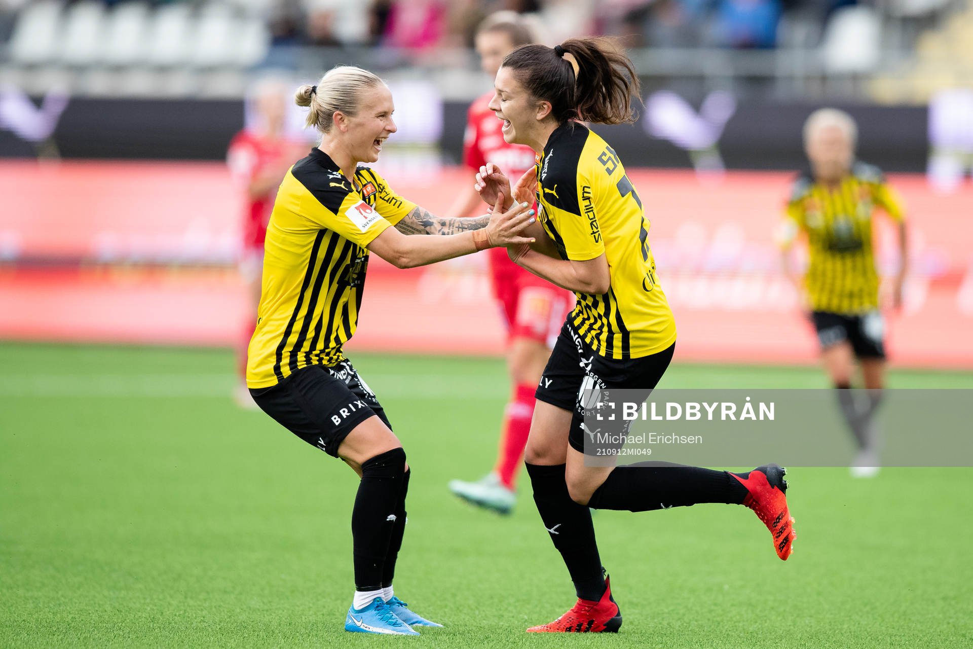 Häckens Filippa Curmark jublar ihop med 2-0 målskytten