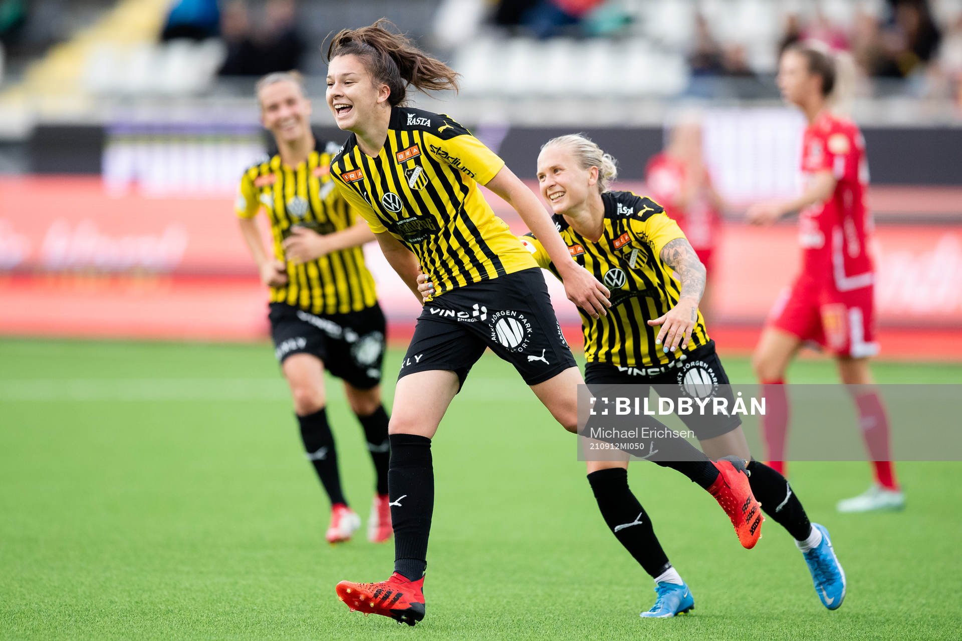 Häckens Filippa Curmark jublar ihop med 2-0 målskytten