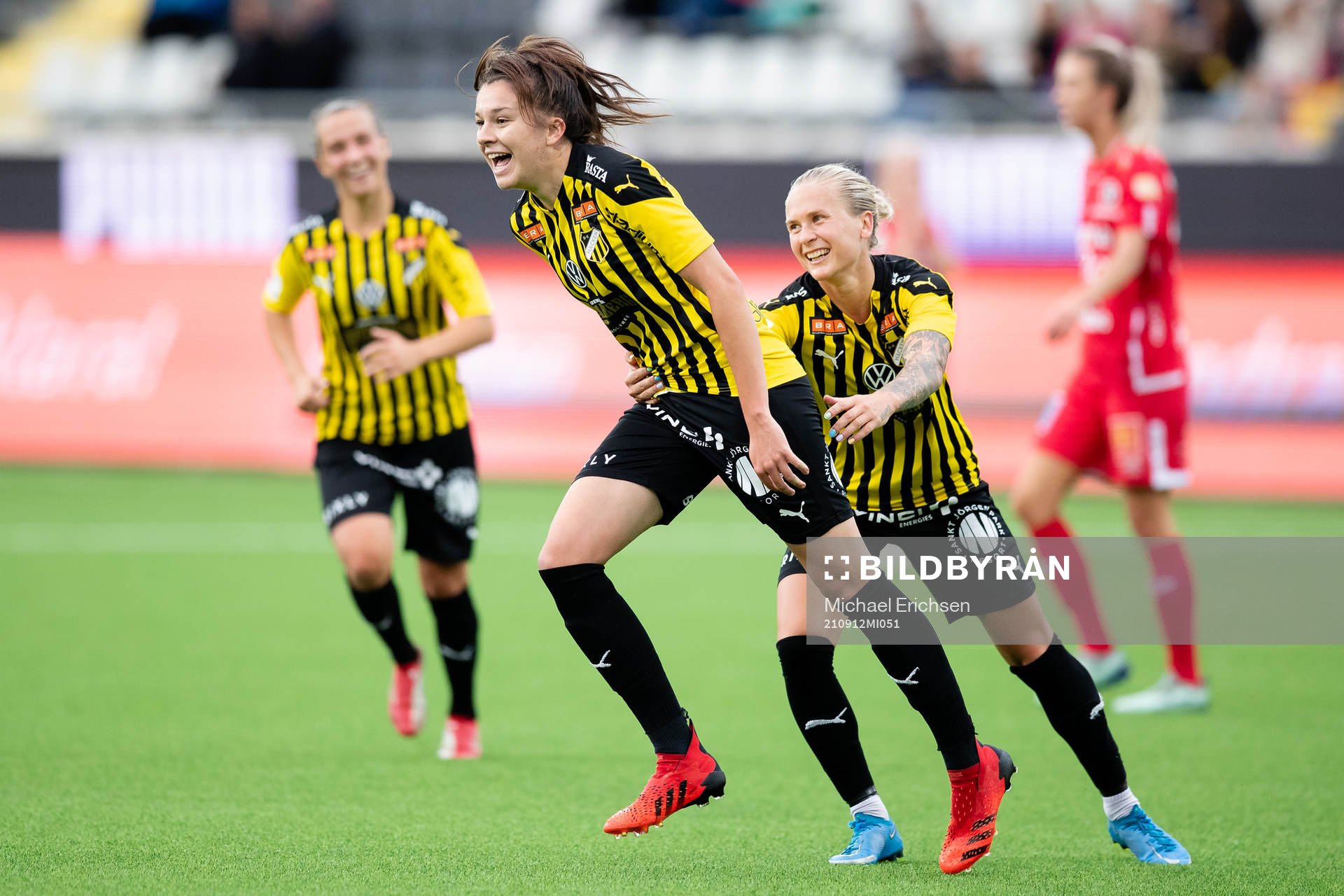 Häckens Filippa Curmark jublar ihop med 2-0 målskytten