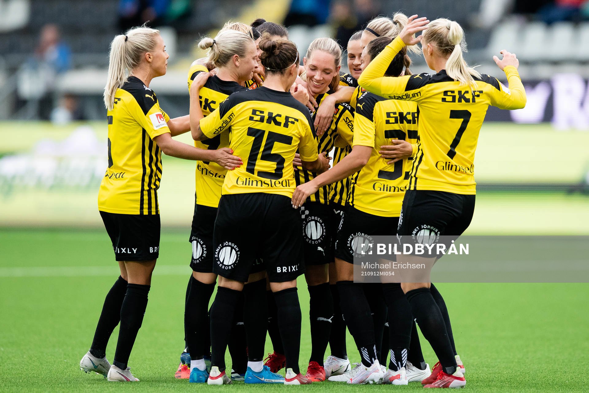 Häckens Elin Rubensson jublar med lagkamrater