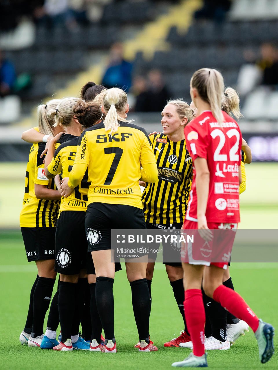 Häckens Elin Rubensson jublar med lagkamrater