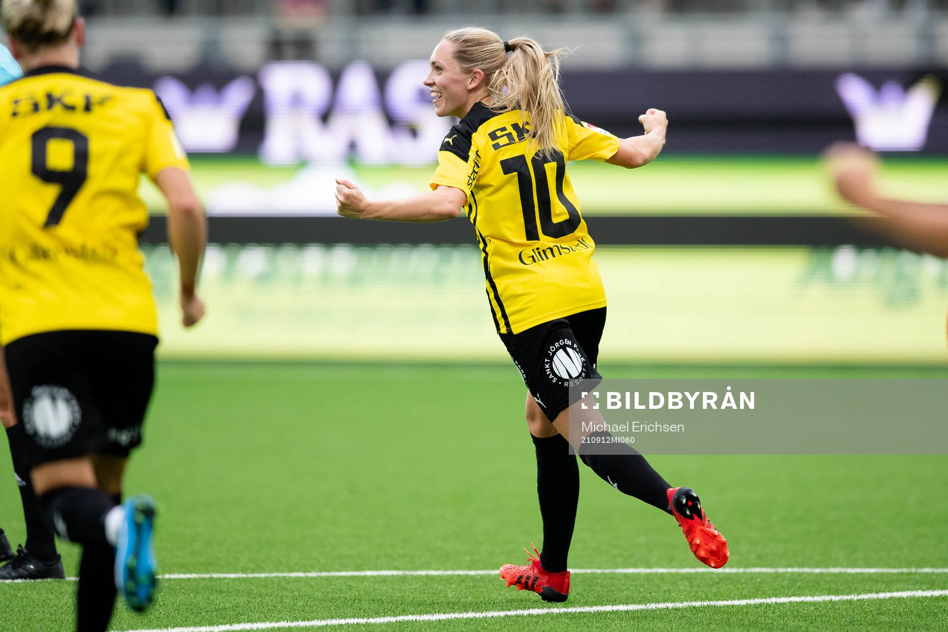 Häckens Elin Rubensson jublar