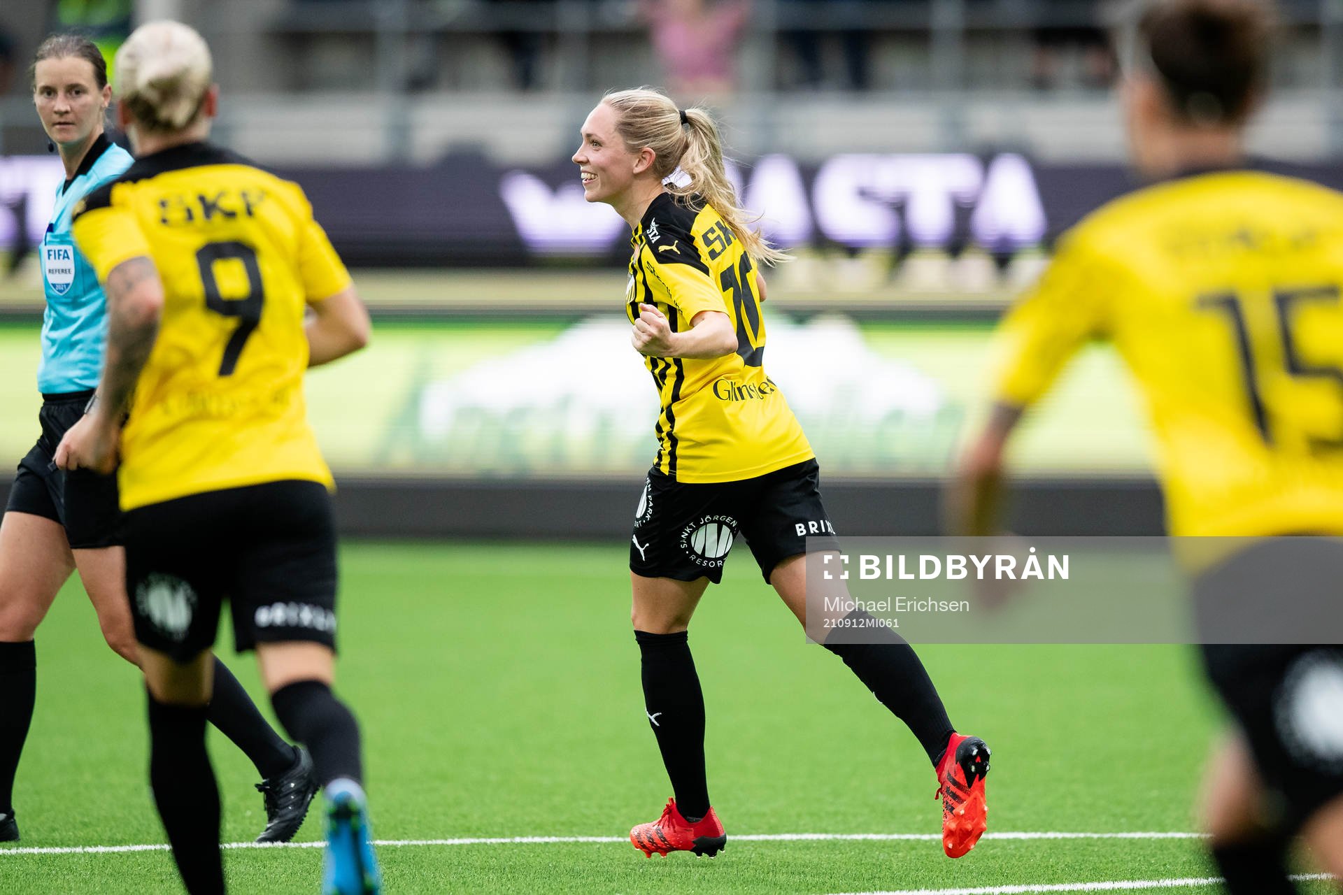 Häckens Elin Rubensson jublar