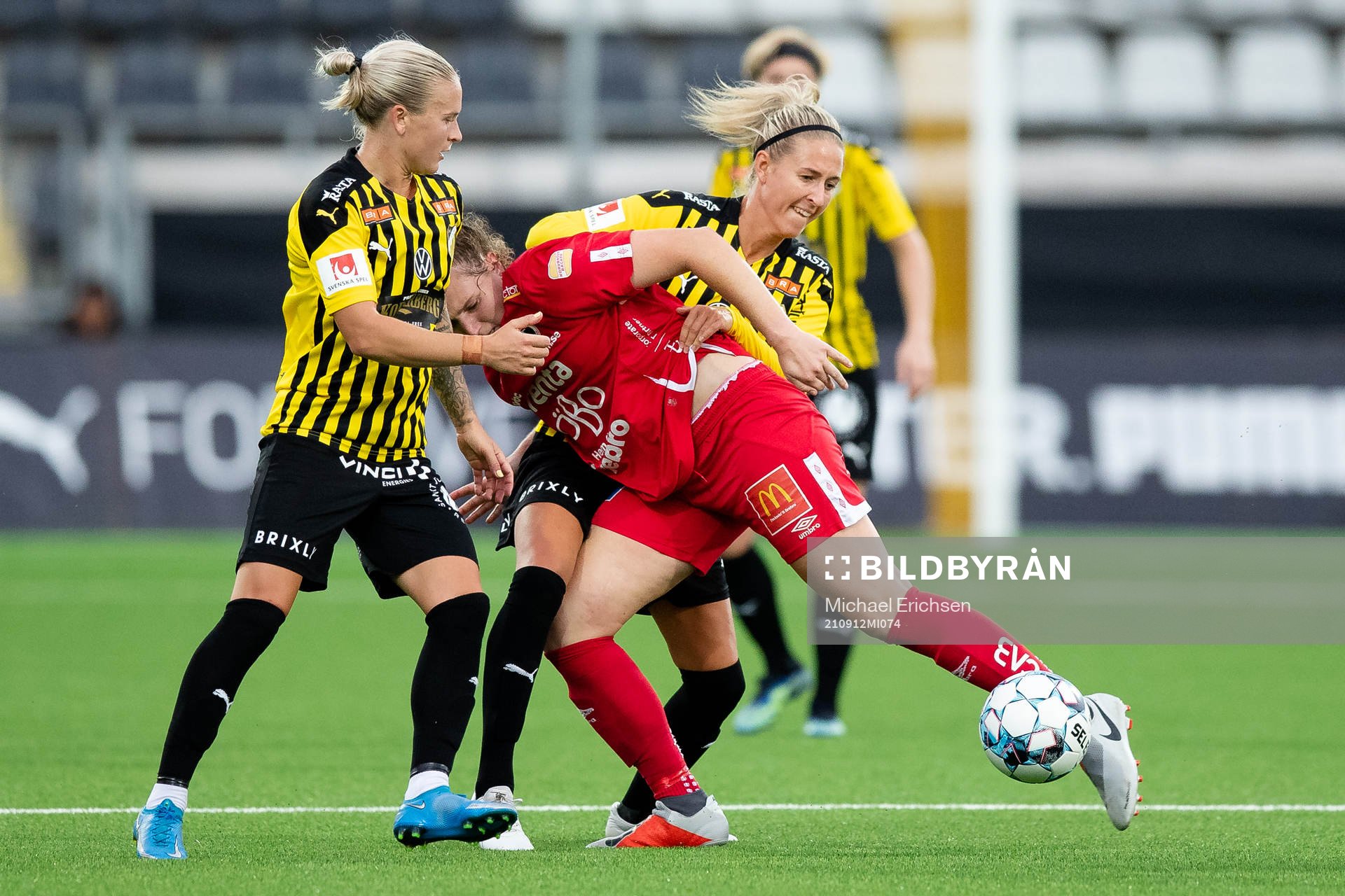 Örebros Jessie Scarpa mot Häckens Filippa Curmark och