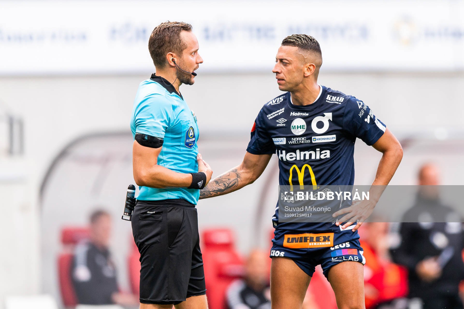 Domaren Victor Wolf diskuterar med Degerfors Olle Ahlin under fotbollsmatchen i Allsvenskan mellan Kalmar och Degerfors den 12 september 2021 i Kalmar. 