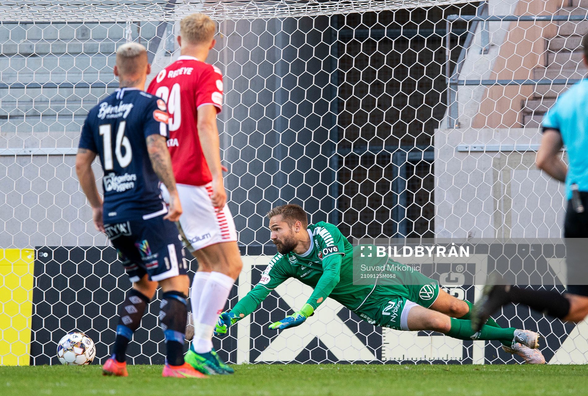 Kalmars målvakt Lucas Hägg Johansson gör en räddning