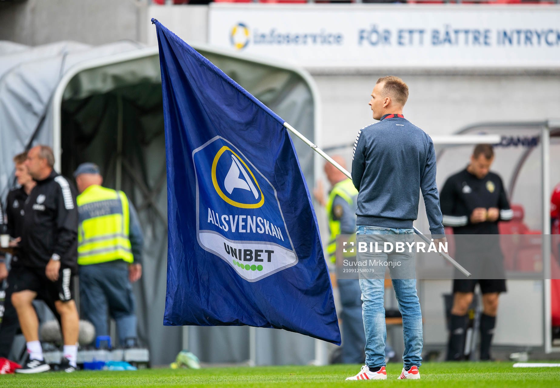 En flagga med Allsvenskans och Unibets logotyp under fotbollsmatchen i Allsvenskan mellan Kalmar och Degerfors den 12 september 2021 i Kalmar.