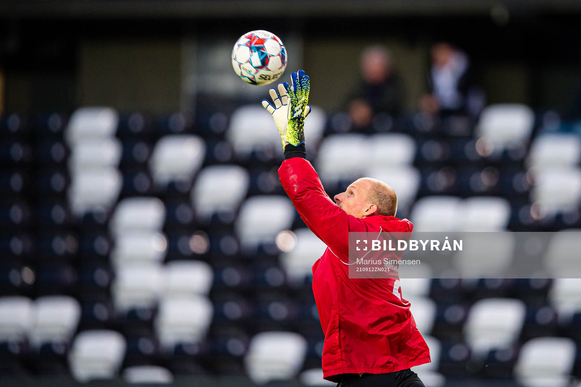 Andre Hansen of Rosenborg warms up