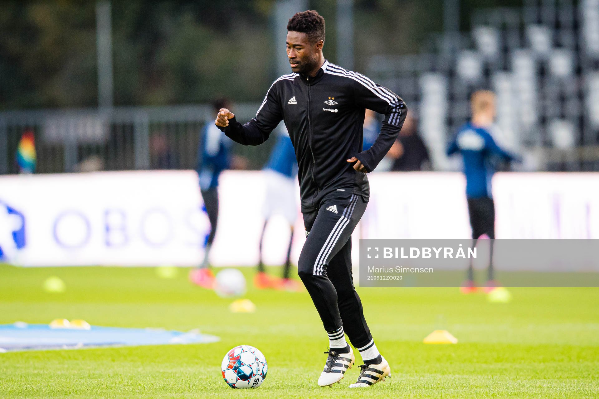 Alexander Banor Tettey of Rosenborg warms up