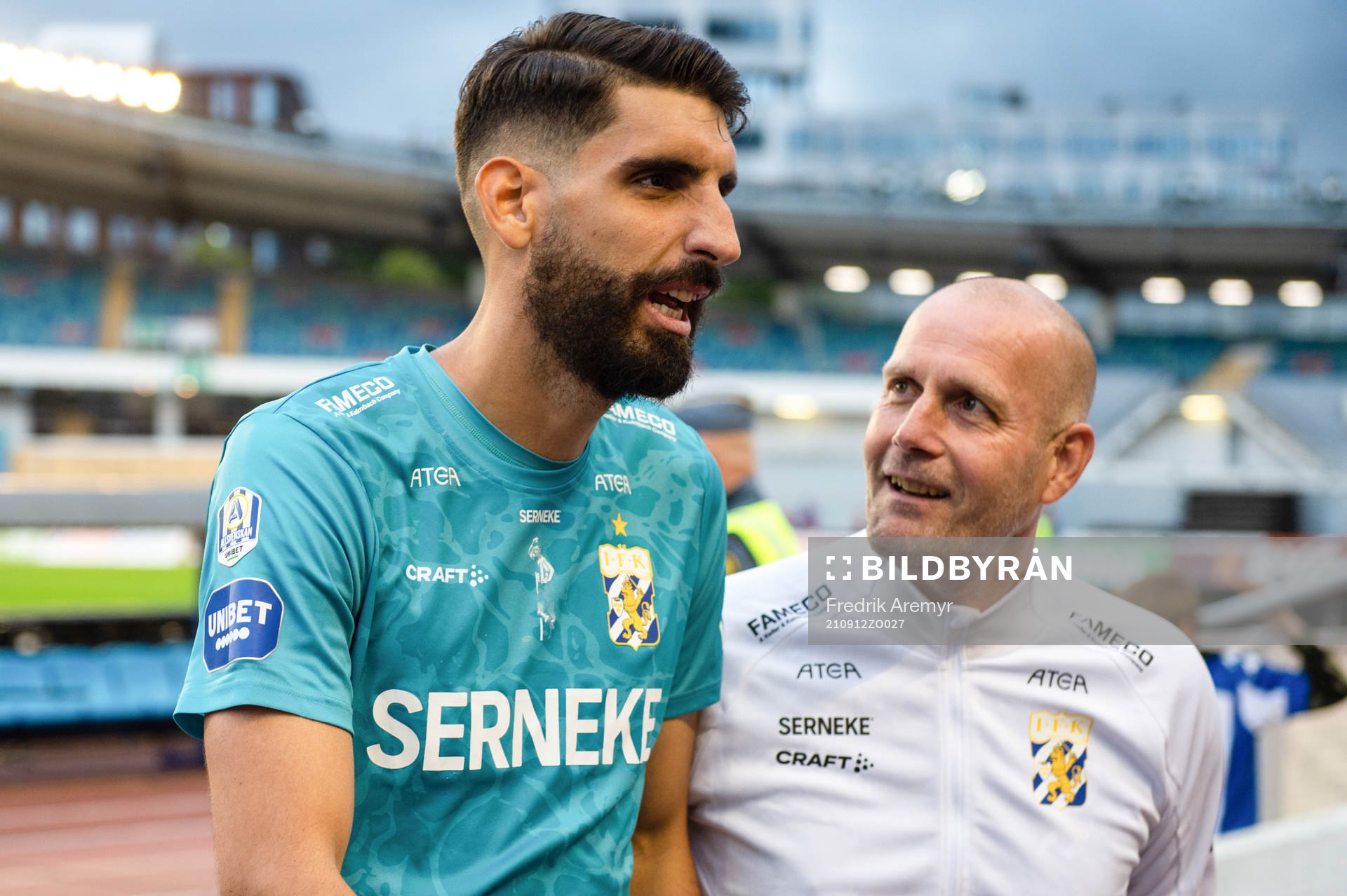 IFK Göteborgs målvakt Ioannis Anestis och målvaktstränare Stefan Remnér jublar under fotbollsmatchen i Allsvenskan mellan IFK Göteborg och Halmstad den 12 september 2021 i Göteborg.
