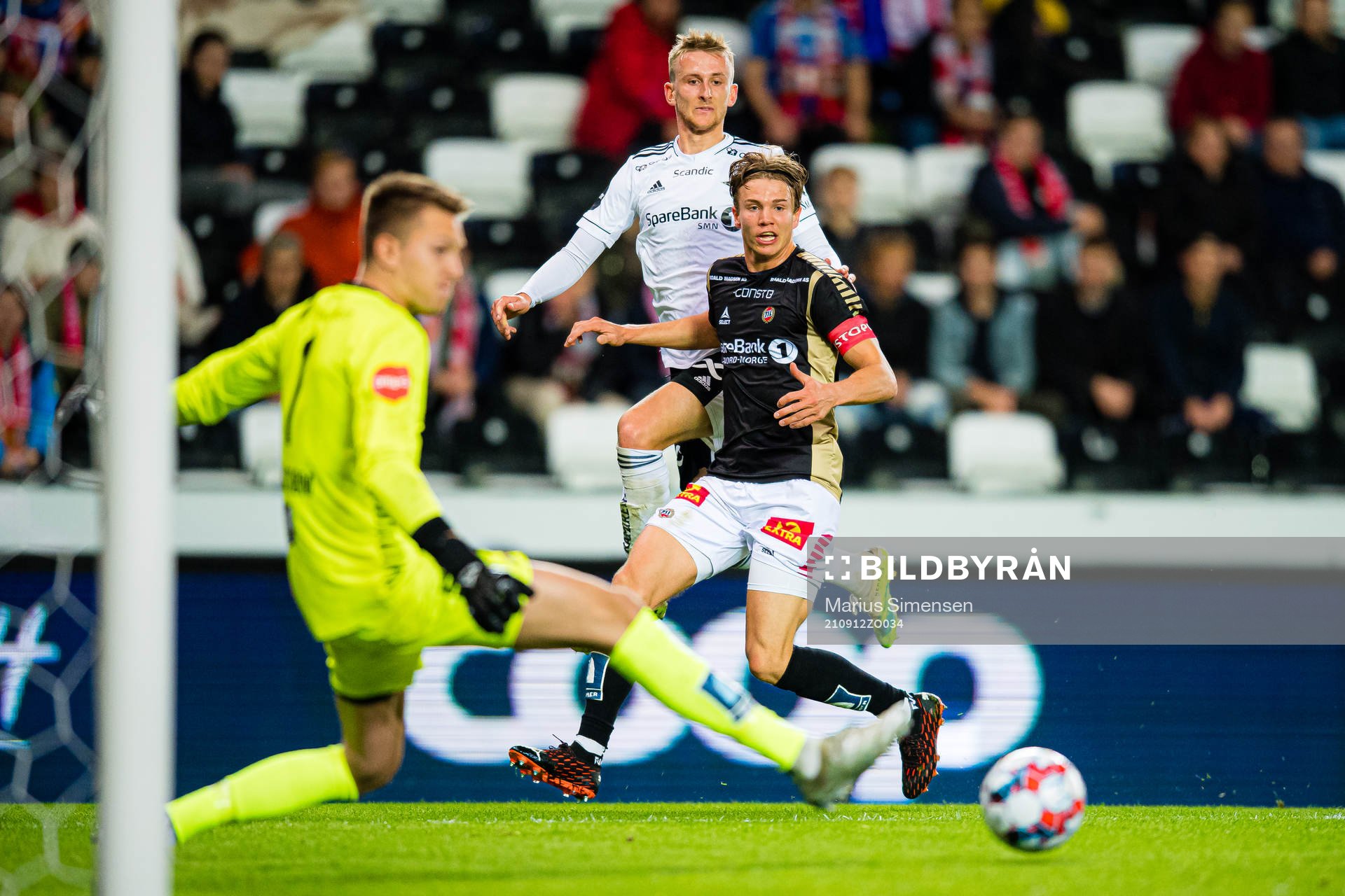 Erlend Dahl Reitan of Rosenborg and Niklas Brønsted