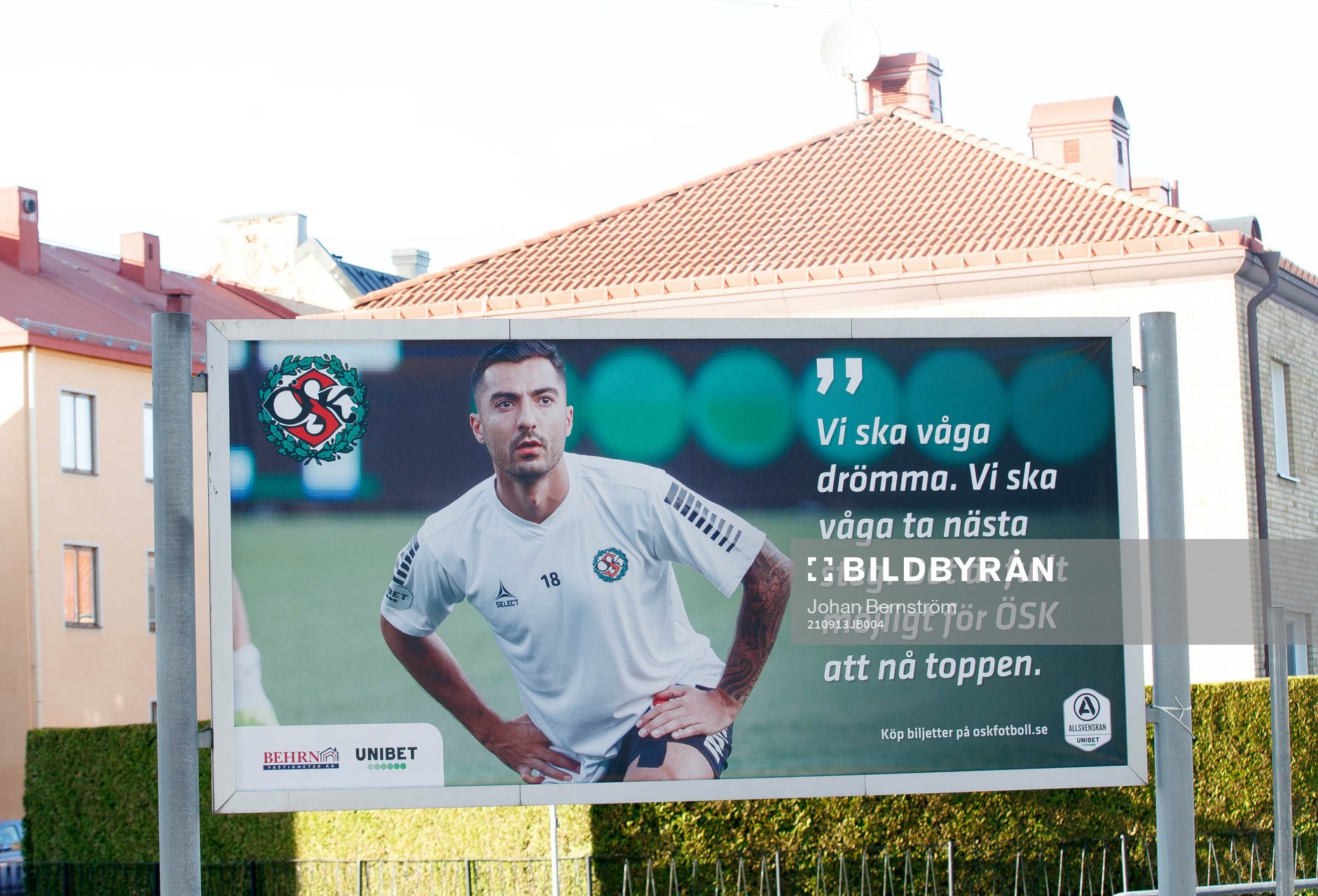 Örebros Jiloan Hamad på en reklamskylt