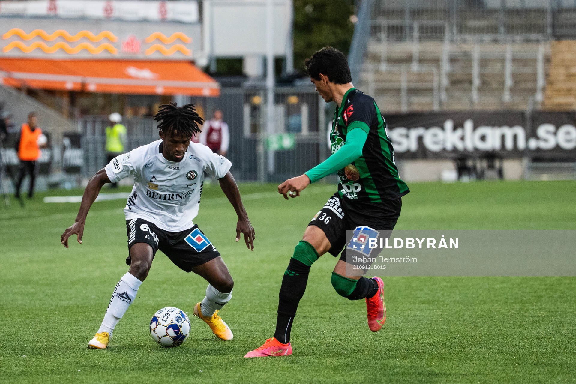 Örebros Rickard Emeka Friday och Varbergs Jean Carlos De