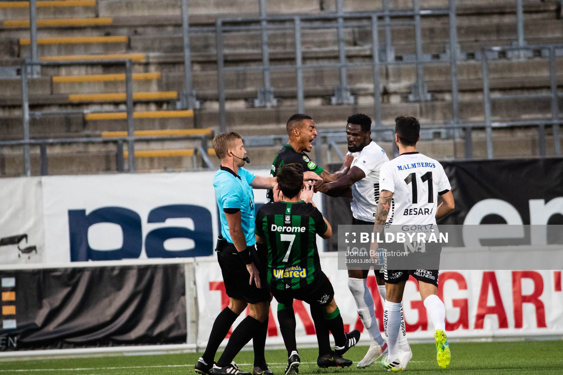 Örebros Nasiru Moro och Varbergs Robin Tranberg i