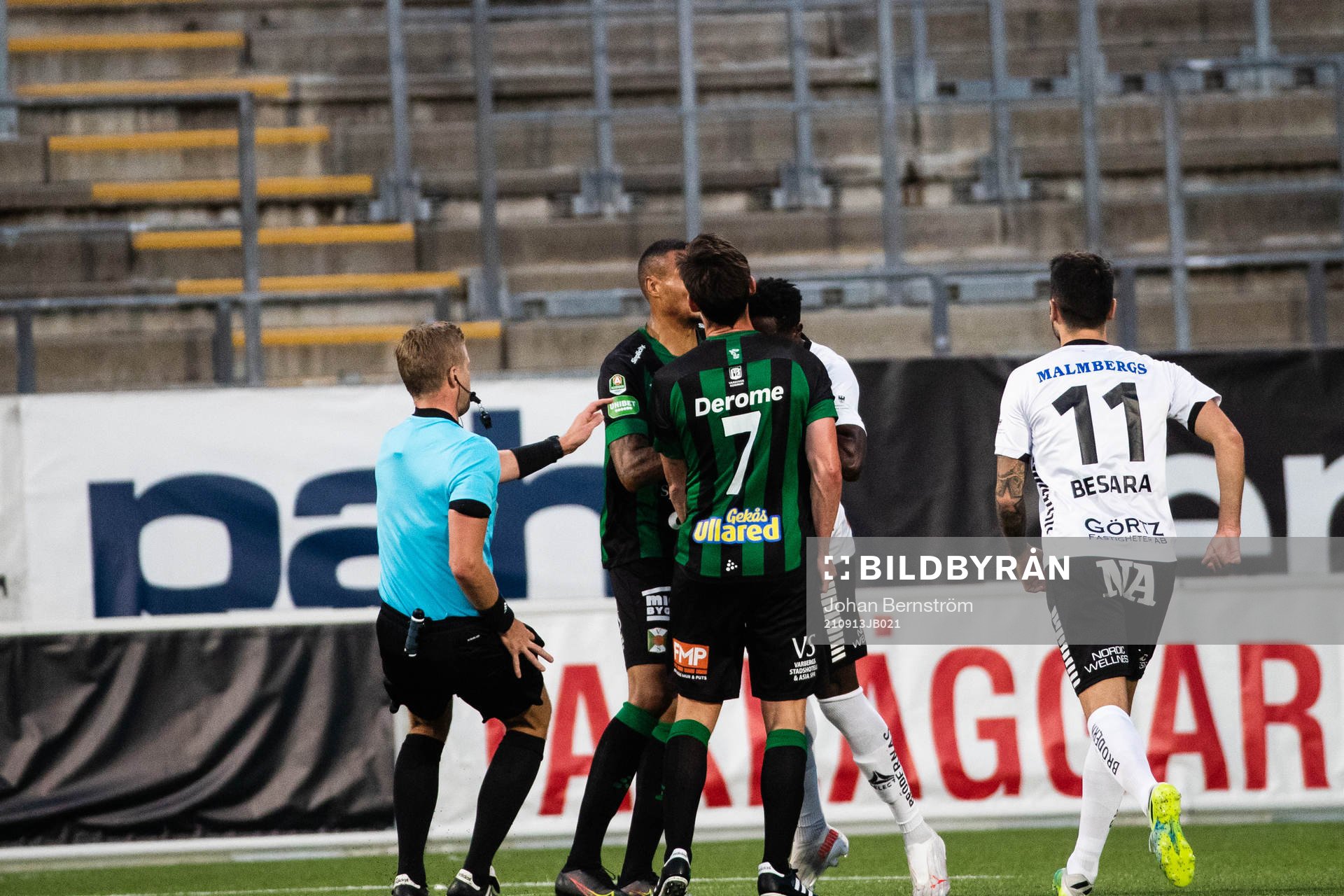 Örebros Nasiru Moro och Varbergs Robin Tranberg i