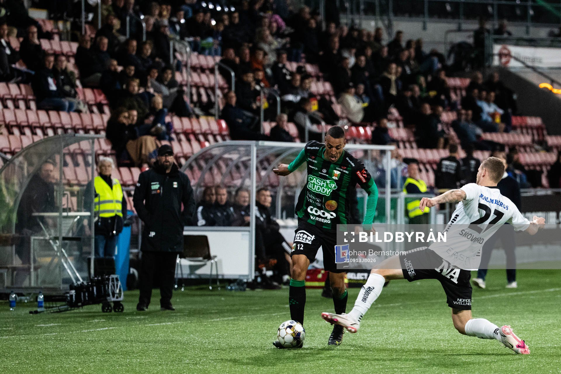 Varbergs Simon Karlsson Adjei och Örebros Andreas Skovgaard