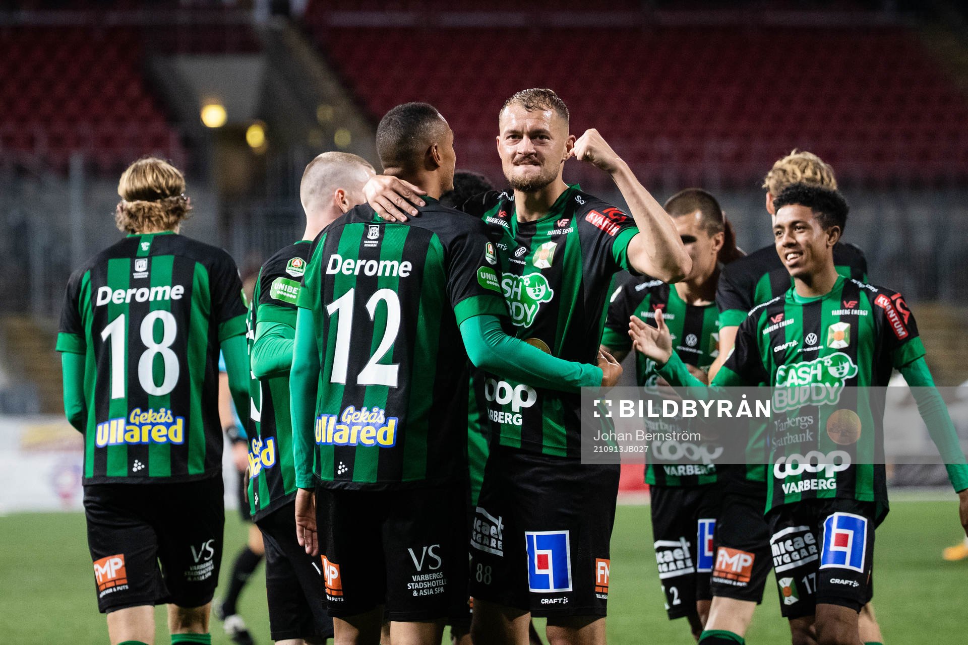 Varbergs Simon Karlsson Adjei och Albert Ejupi jublar