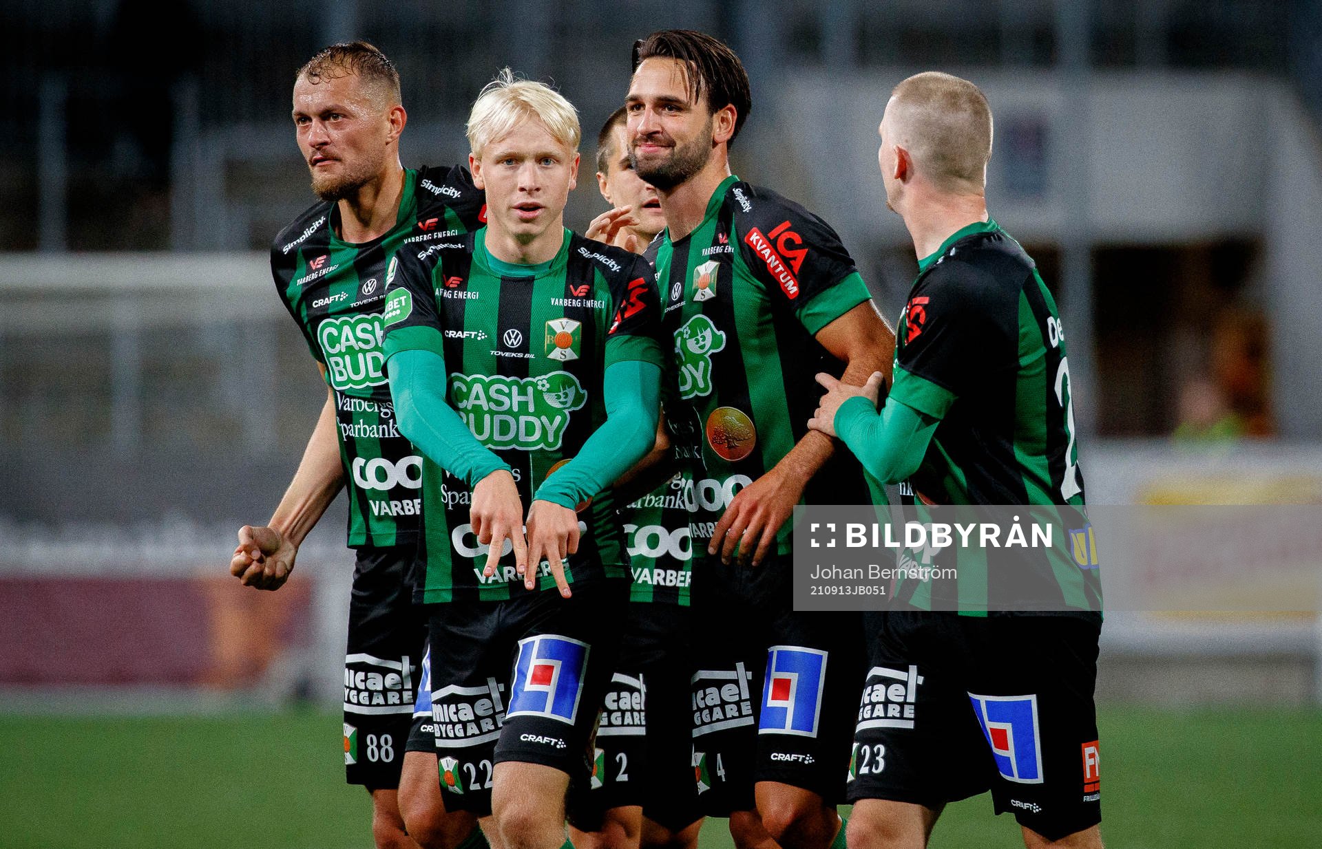 Varbergs Oliver Stanisic jublar efter 0-2 med André Boman och Albert Ejupi och Anton Liljenbäck under fotbollsmatchen i Allsvenskan mellan Örebro och Varberg den 13 september 2021 i Örebro.