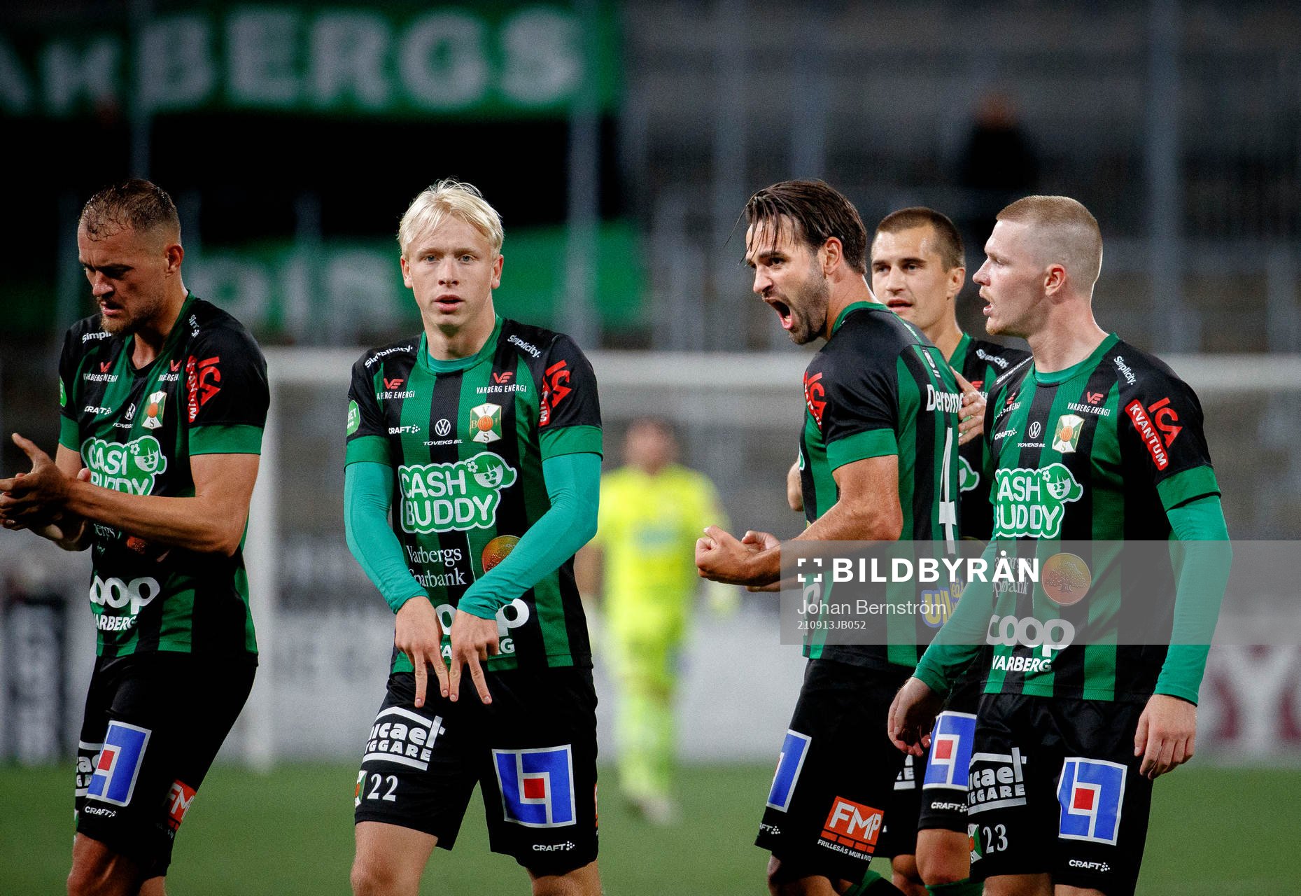 Varbergs Oliver Stanisic jublar efter 0-2 med André Boman och Albert Ejupi och Anton Liljenbäck under fotbollsmatchen i Allsvenskan mellan Örebro och Varberg den 13 september 2021 i Örebro.