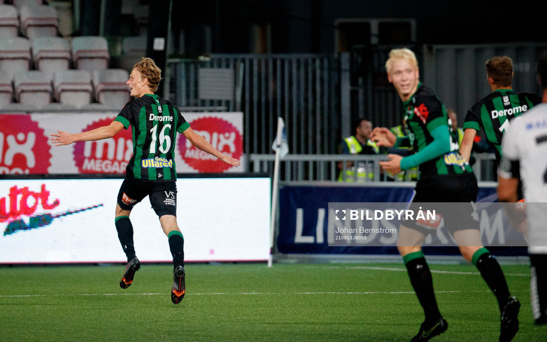 Varbergs Joakim Lindner gör 0-3 och jublar under fotbollsmatchen i Allsvenskan mellan Örebro och Varberg den 13 september 2021 i Örebro. 