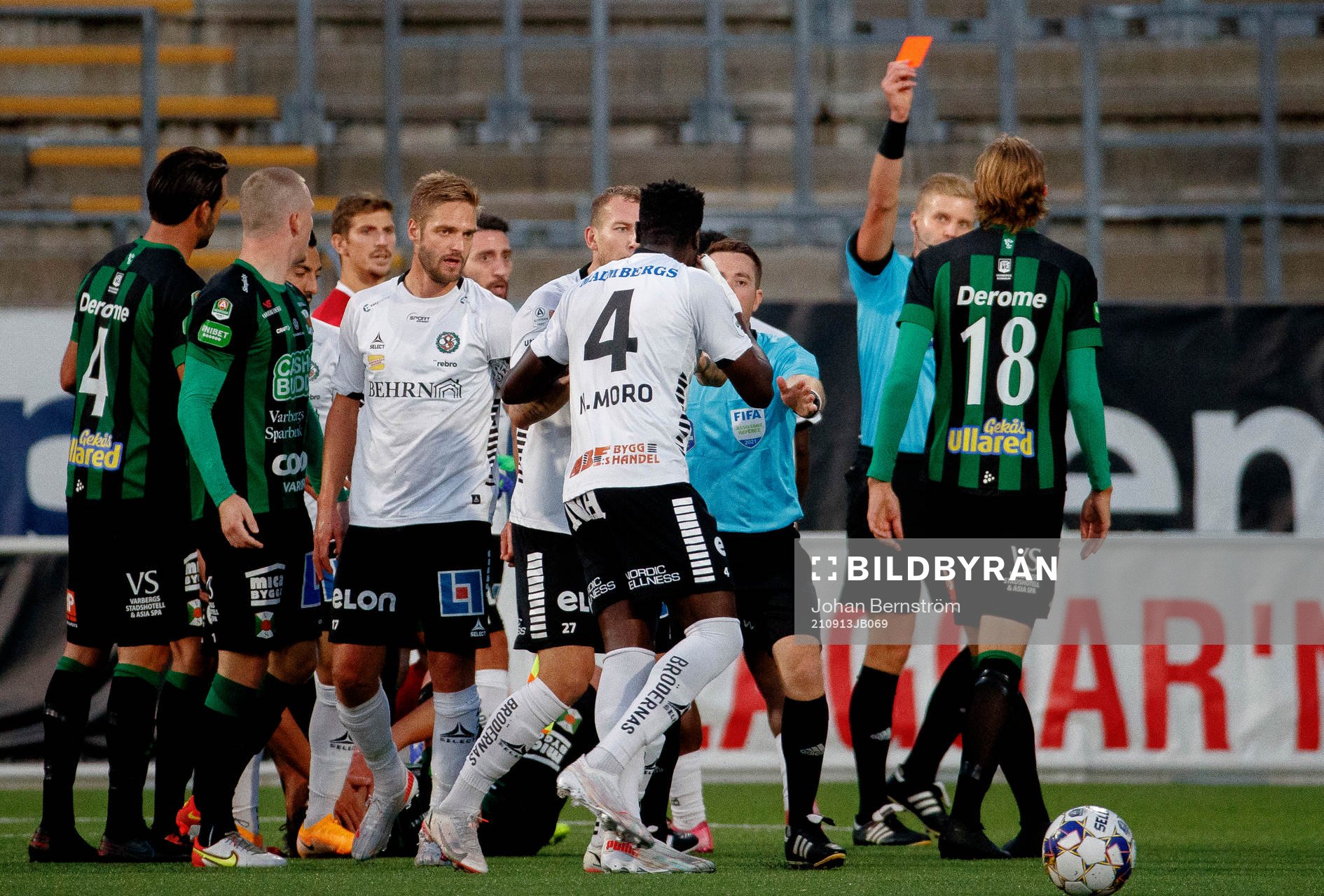 Örebros Nasiru Moro får rött kort av domare Glenn Nyberg