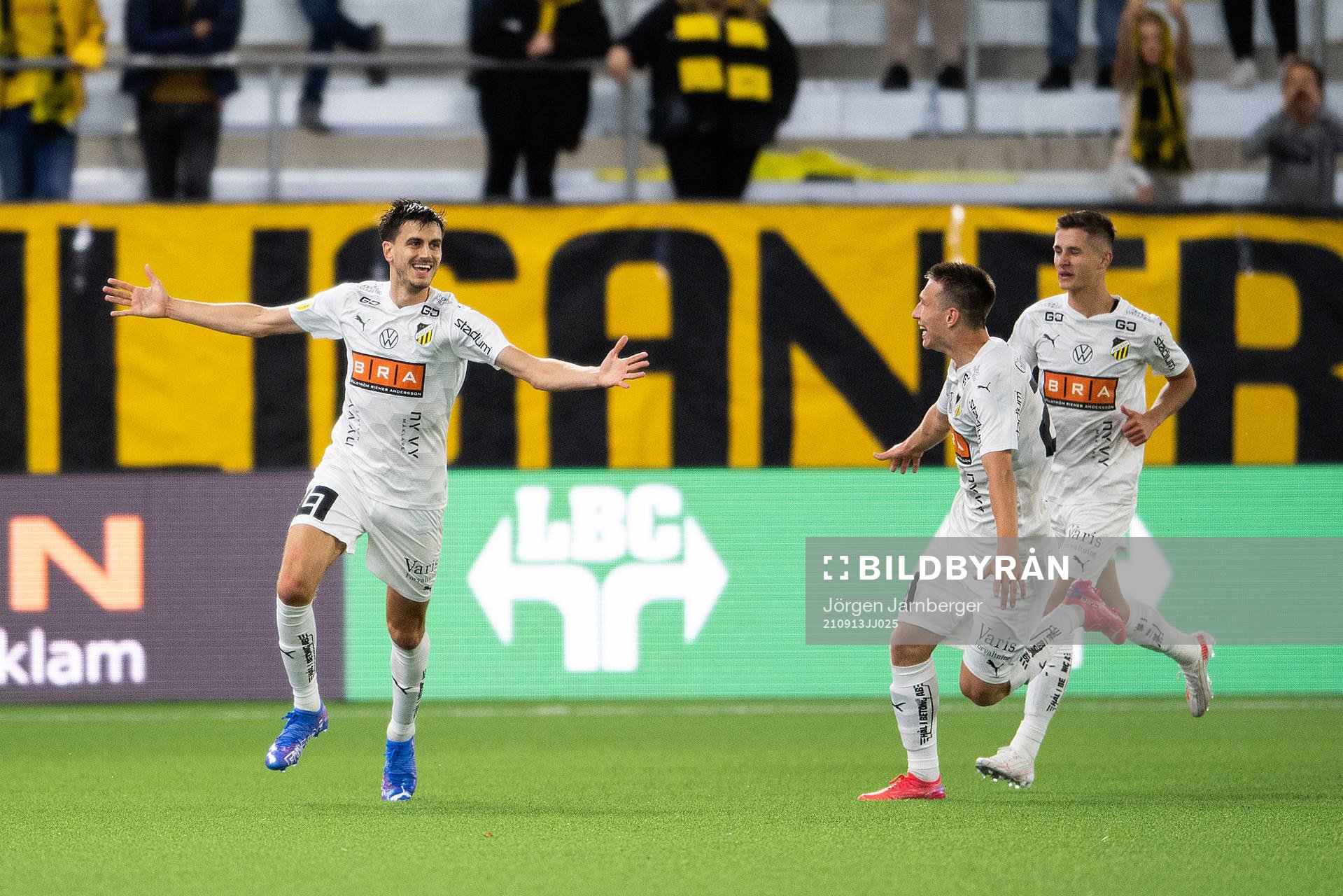 Häckens Alexander Jeremejeff jublar