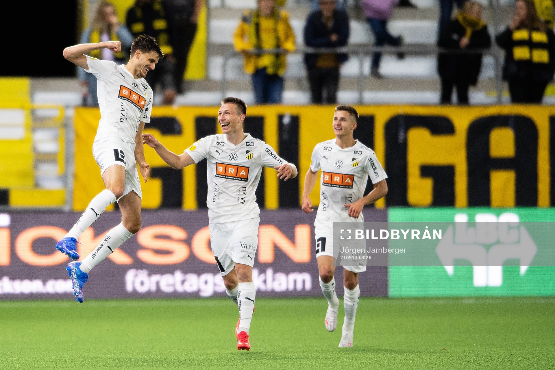 Häckens Alexander Jeremejeff jublar