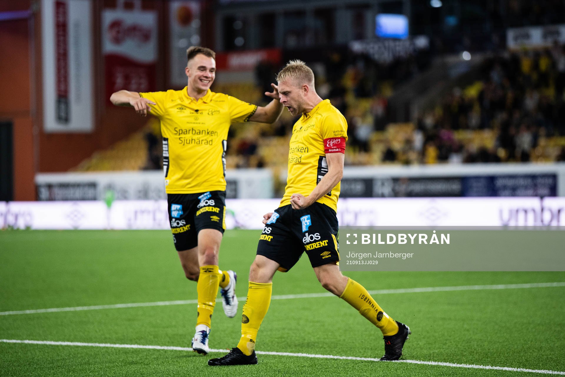 Elfsborgs Johan Larsson och Leo Väisänen jublar