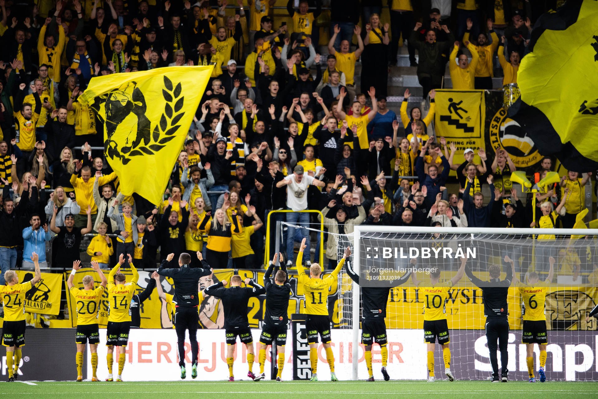 Elfsborgs spelare jublar med supportrarna efter fotbollsmatchen i Allsvenskan mellan Elfsborg och Häcken den 13 september 2021 i Borås. 