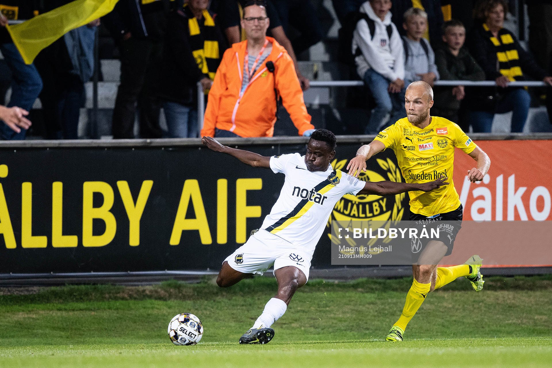 s Erick Otieno och Mjällbys Viktor Gustafson