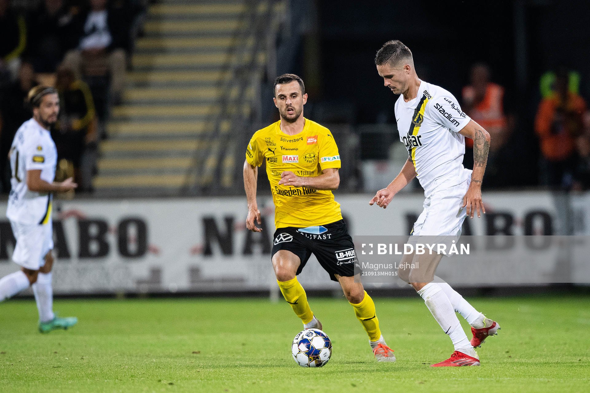 s Mikael Lustig och Mjällbys Kadir Hodzic