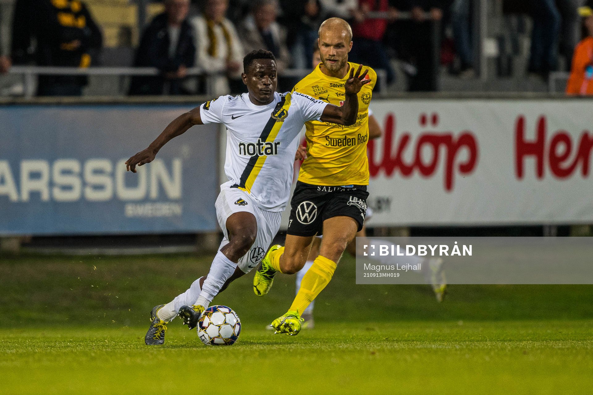 s Erick Otieno och Mjällbys Viktor Gustafson