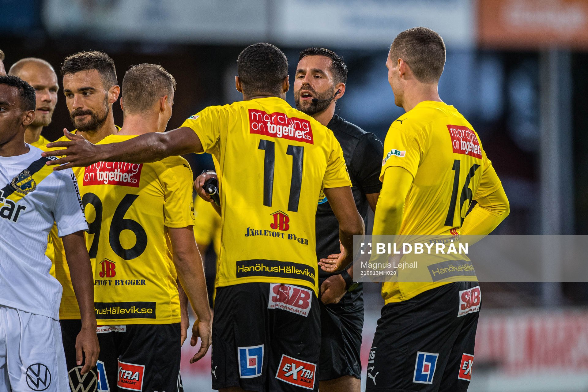 Domare Granit Maqedonci i diskussion med Mjällbys Amin Sarr