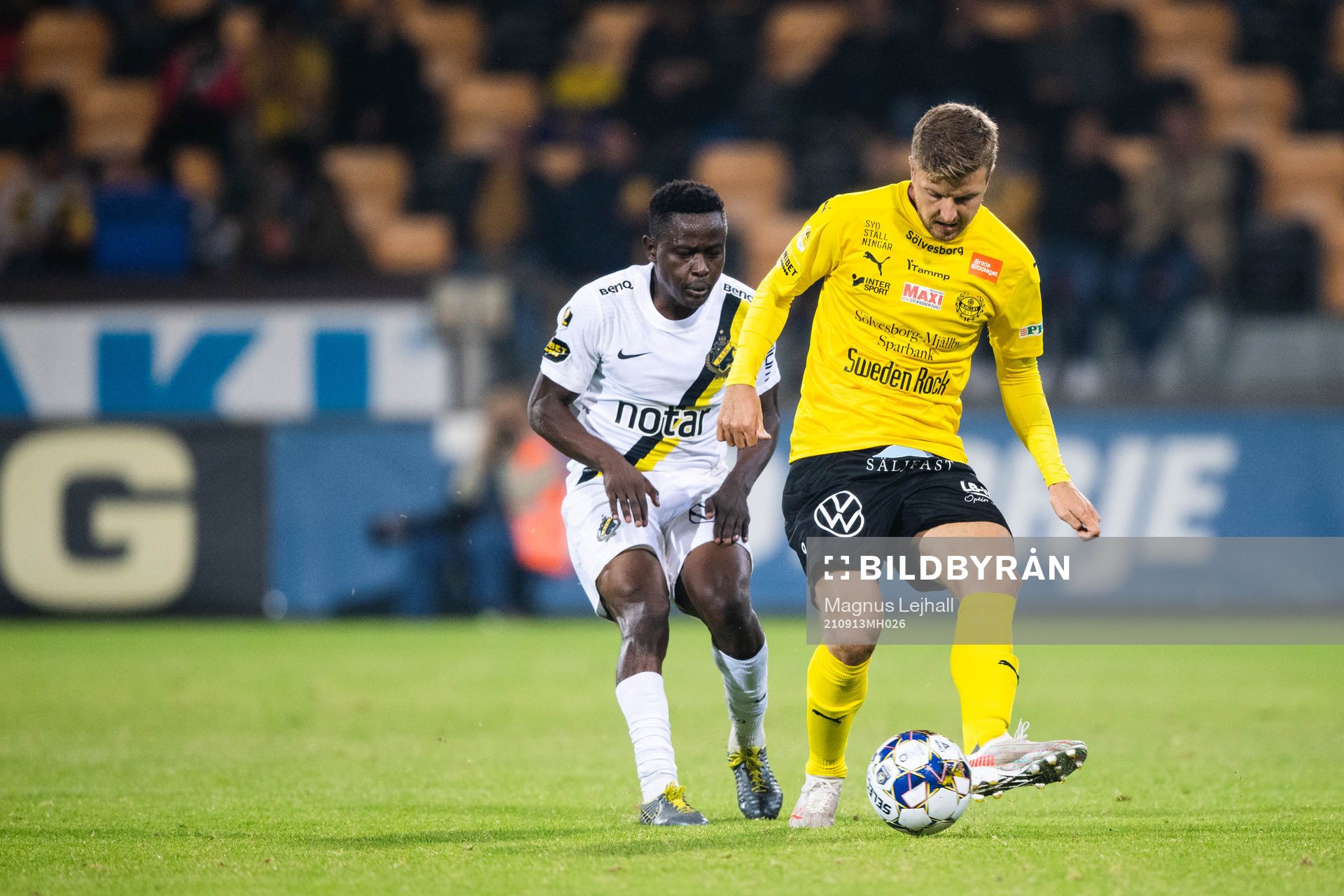 s Erick Otieno och Mjällbys Joel Nilsson