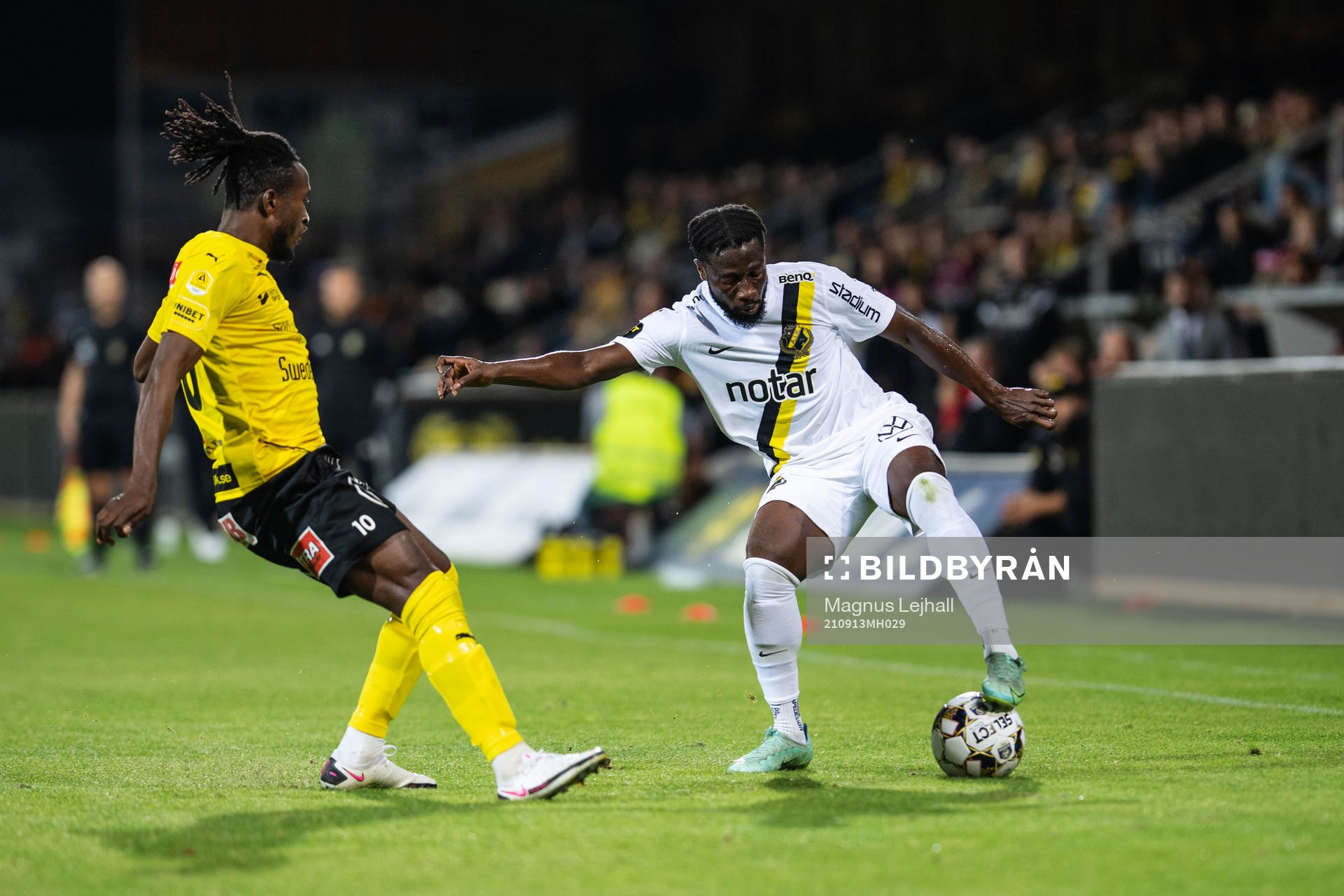 s Ebenezer Ofori och Mjällbys Mamudu Moro