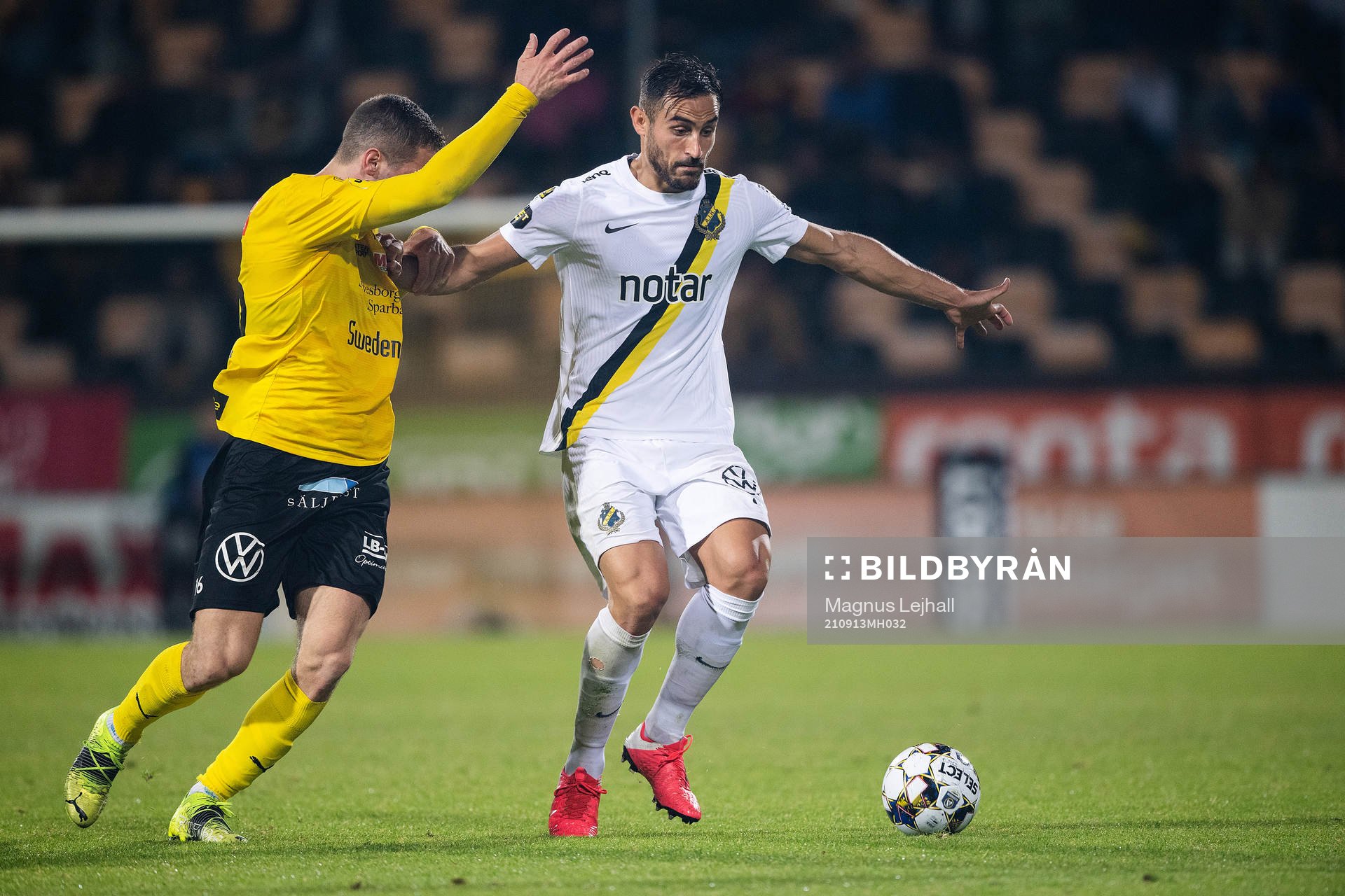s Sotirios Papagiannopoulos och Mjällbys Jacob Bergström