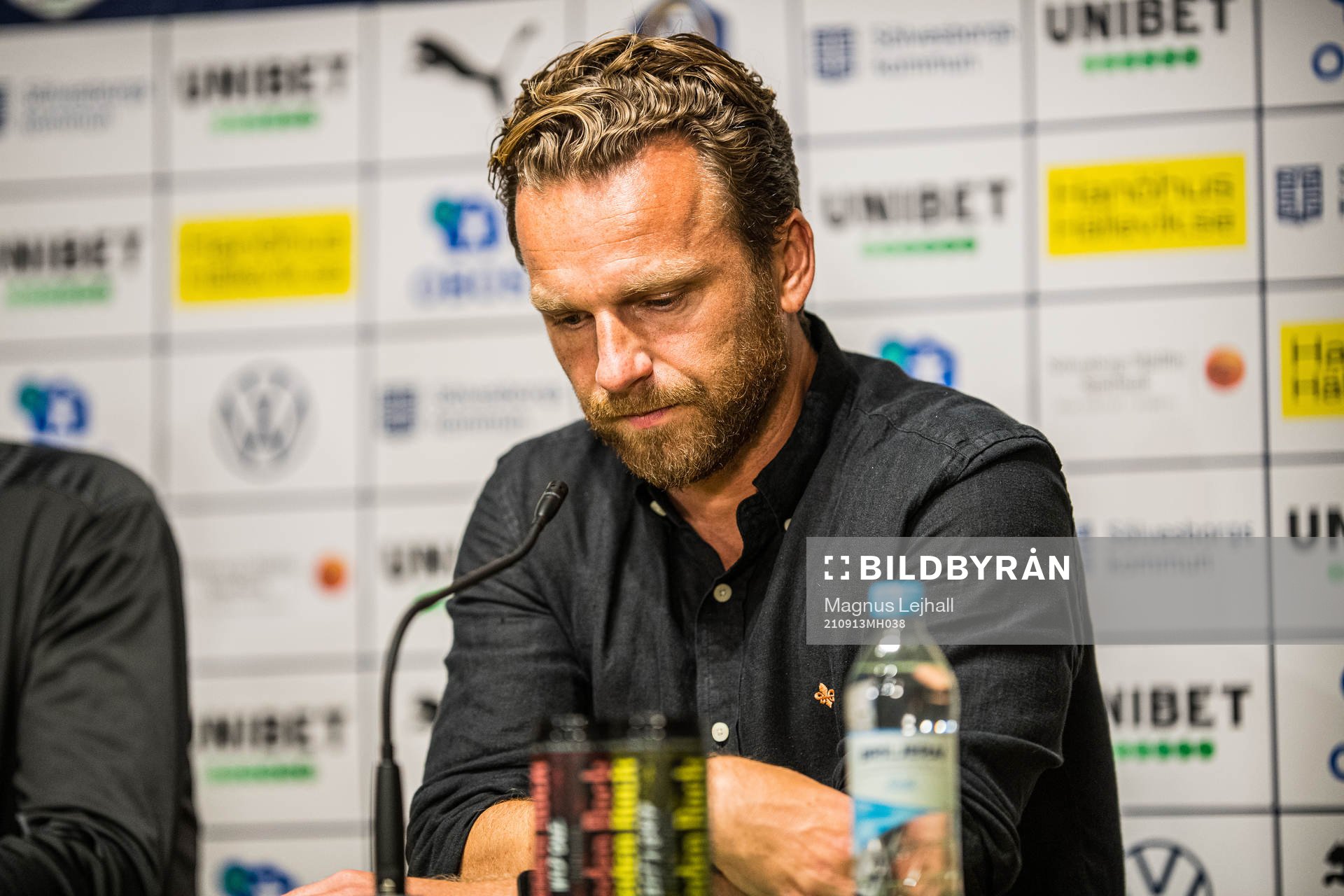 s tränare Bartosz Grzelak deppar