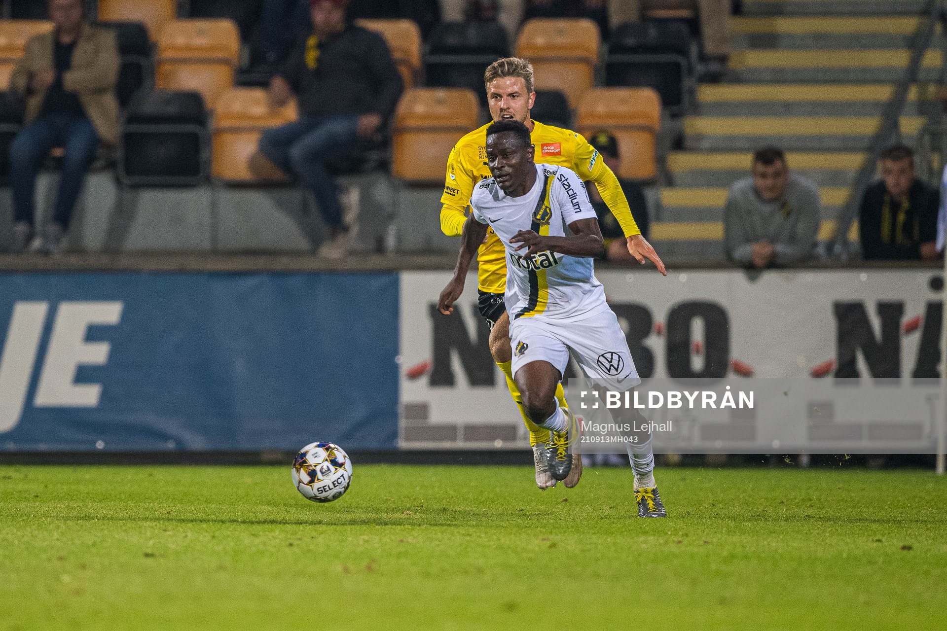 s Erick Otieno och Mjällbys Joel Nilsson