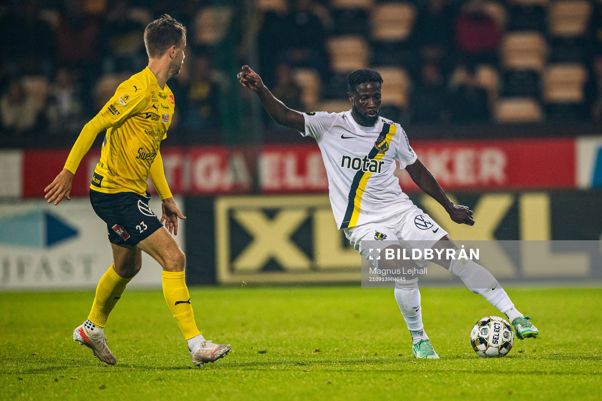s Ebenezer Ofori  och Mjällbys Andreas Blomqvist
