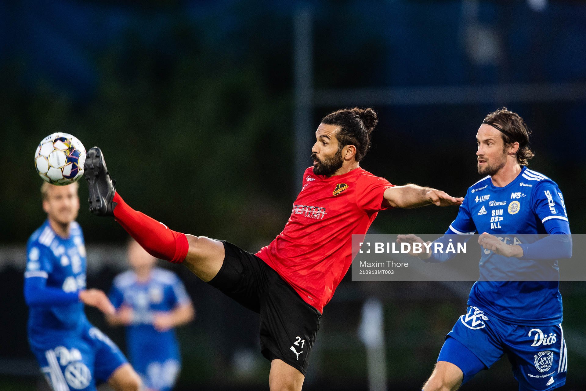 Vasalunds Peshraw Azizi och Sundsvalls Linus Hallenius under fotbollsmatchen i Superettan mellan Vasalund och GIF Sundsvall den 13 september 2021 i Stockholm.