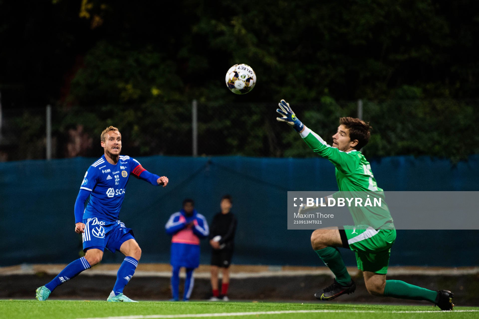Sundsvalls Pontus Engblom och Vasalunds målvakt Filip Anger under fotbollsmatchen i Superettan mellan Vasalund och GIF Sundsvall den 13 september 2021 i Stockholm.