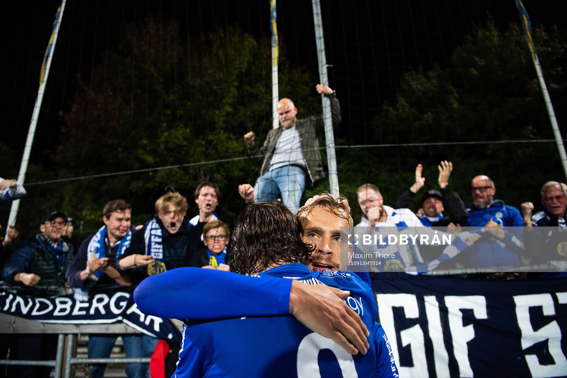 Sundsvalls Linus Hallenius och Pontus Engblom jublar efter 1-2 under fotbollsmatchen i Superettan mellan Vasalund och GIF Sundsvall den 13 september 2021 i Stockholm.